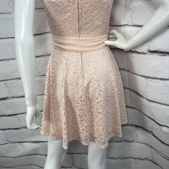 B. Darlin Formal Dress Size 3/4 Lace Overlay Peach Nude V Neck Faux Wrap Zip Tie - Picture 8 of 12
